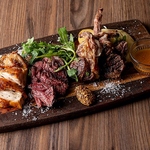 本日のグリル肉３種盛り合わせ♪お肉好きな方には堪らないコスパ最高の大人気料理！早めに頼んでね♪