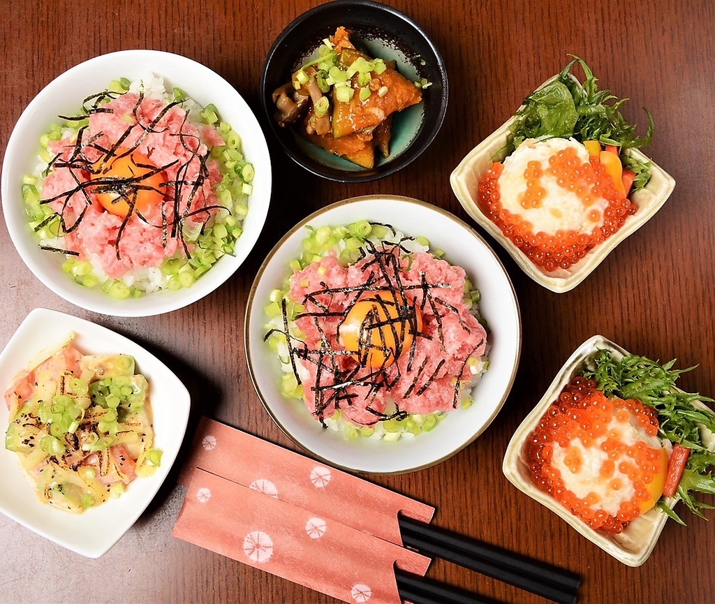 ランチは丼ものが人気◎海鮮丼やサーモンいくら丼など、市場直仕入れの新鮮な丼ものが魅力♪