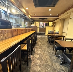 【4名×3卓】少人数宴会に最適！活気あふれるテーブル席博多屋台の賑やかな雰囲気の中、ご友人や同僚とゆったりお食事を楽しめます。4名様用テーブルを3卓ご用意。各席が独立しているため程よい距離感で会話も弾みます。少人数の飲み会や女子会、仕事帰りの一杯にぜひ。#テーブル席 #博多屋台 #少人数飲み