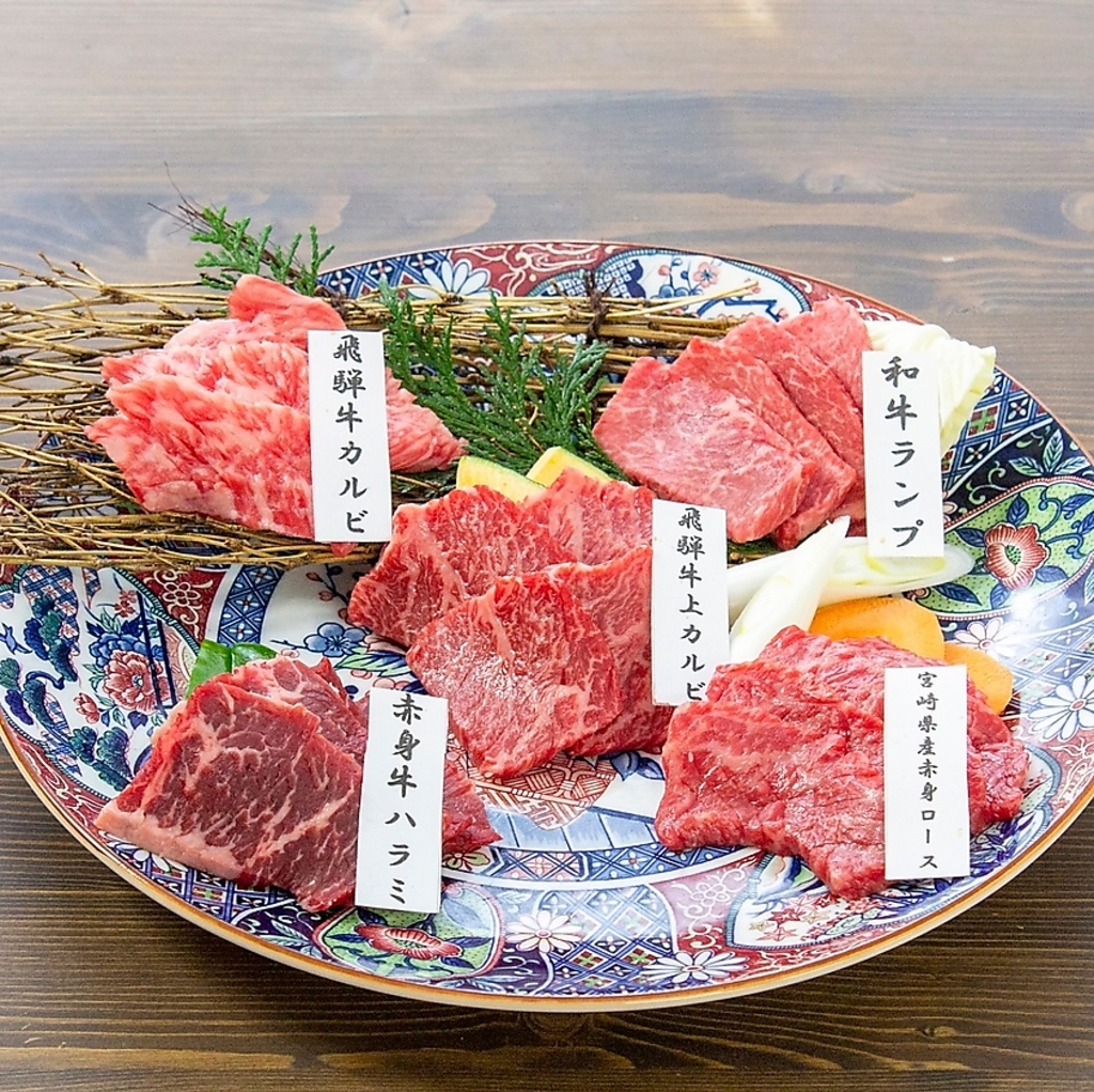 初めて来店されたお客様にはこちらの5種盛りがオススメです。（写真は4人前です。）