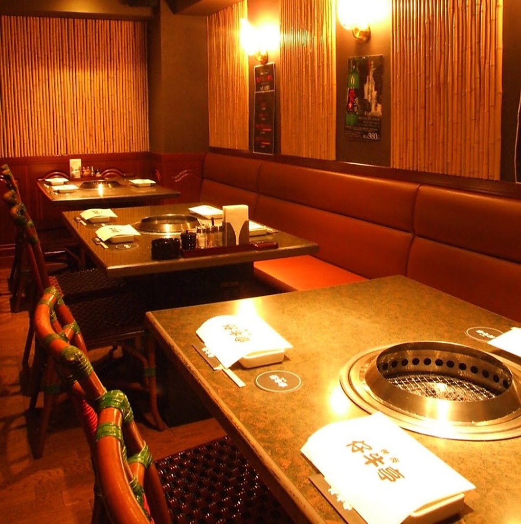 【隠れ家的焼肉店】シックで大人の落ち着いた雰囲気の当店。上品な空間でお楽しみ下さいませ。