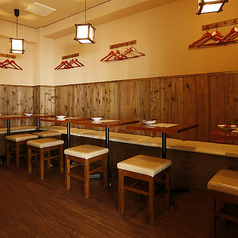 【テーブル席 2~15名】テーブル席はカップルでのデートから大人数での飲み会まで、幅広い場面にご利用いただけます。人数に合わせて席へご案内しますので使い心地は快適♪