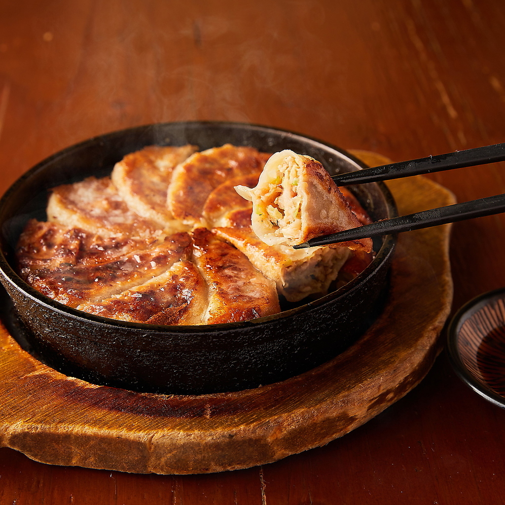 【やみつき鉄鍋餃子】外はカリッ、中はジューシーかつスパイシーな絶品♪超自信作です！