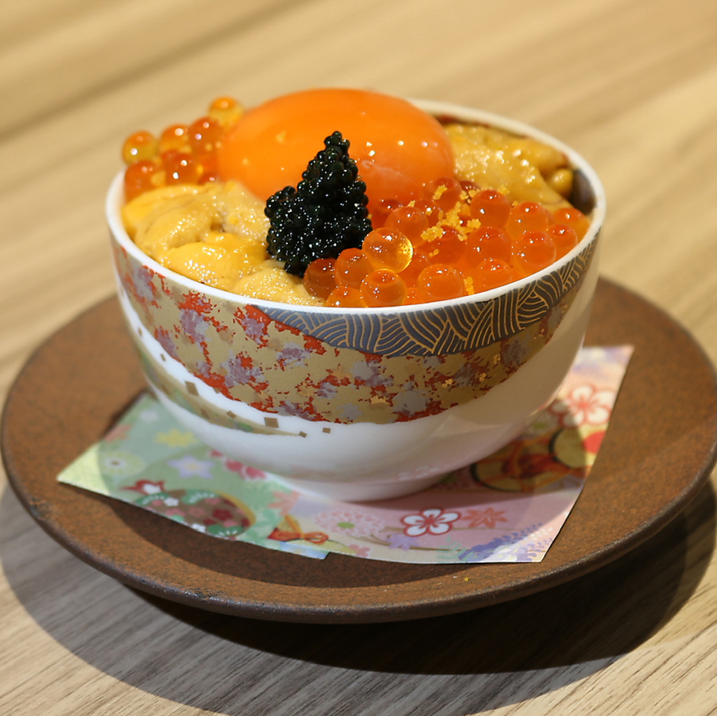 海の幸を贅沢に盛り込んだ「海の卵かけごはん」　茶碗に広がる海の宝石箱です。