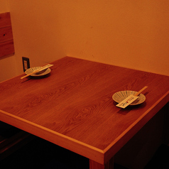 2Fには半個室をご用意しています。～2名様、～4名様、～6名様でご利用いただけます。また、お部屋の仕切りを外して、20名様前後、14名様前後の宴会もOK！人数に応じてフレキシブルにご用意いたします♪少人数で軽くお食事したい時やサクッと飲みたい時から、大型宴会まで幅広く対応可能です！