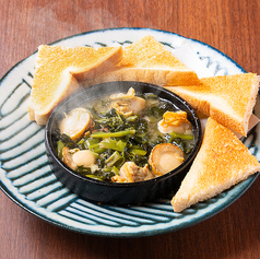 ベビーホタテとつぶ貝わさびアヒージョ