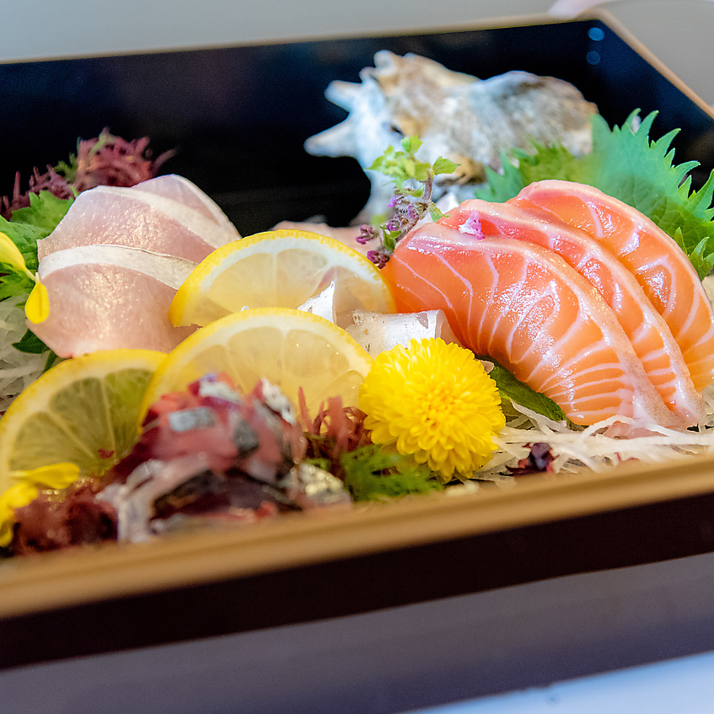 その日おすすめの新鮮なお魚を拘りの盛り付けで！目でも舌でも愉しめる逸品の数々をご堪能ください◎