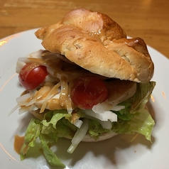 くるみパンの蒸し鶏サンド