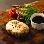 【当店自慢のハンバーグ】ジューシーなお肉をふんだんに使用し、とろけるチーズが絶妙に絡む一品◎