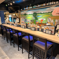 【カウンター×9】大型オープンカウンターはお酒好きのサク飲みや、１人飲みに最適！席ごとの間隔もゆったりしているので、ごゆっくりお食事をご堪能いただけます！