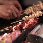厳選した鶏肉を、炭火で焼き上げます！炭火特有の香ばしい香りと、外はパリッと中はジューシーな食感は一度食べたら病みつきになること間違いなし◎素材の旨味を最大限に引き出した、当店自慢の絶品焼鳥をぜひご堪能ください♪