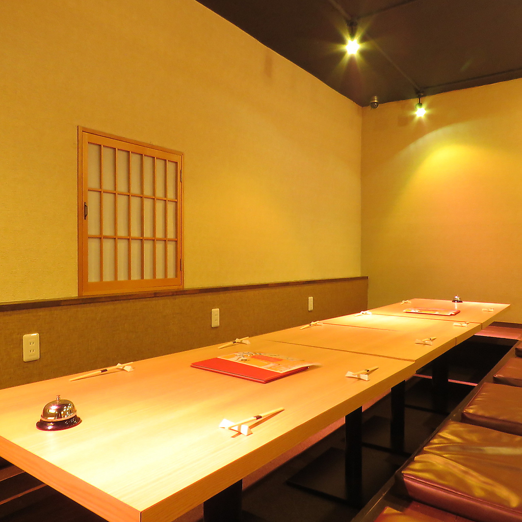 落ち着いた雰囲気の店内。掘りごたつ席でごゆっくりとお寛ぎいただけます！