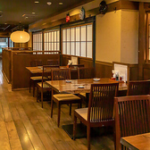 レトロかつ清潔感のある店内は、純粋にお食事をお楽しみいただくための準備が整っております！昭和風の懐かしい風景を所々にあるインテリアが演出しており、それが一層居心地を良くしております。気になる方は当店まで！どうぞご家族やご友人とも一緒にお越しください◎