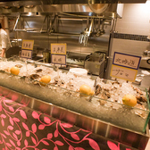 【ライブ感のあるカウンター♪】新鮮な牡蠣に舌鼓！新鮮な生牡蠣を取りそろえております！