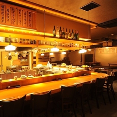 【カウンター席・1名様~】デートのご利用にも◎熟練の職人技が眺められるお席。経験豊富な職人の手さばきを眺めながらお食事が楽しめるカウンター席。店内入り口から入って左側にL字型に配置されております。お一人様からご利用いただけ、デートやお祝いなどのご利用にも。おすすめの日本酒もお気軽にお尋ねください。