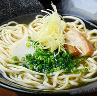 沖縄そばをはじめ、本場沖縄の伝統料理を満喫できます。