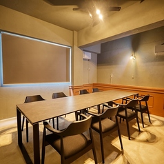 【半個室　8人掛け×1卓】人数多めのちょっとした集まりにご利用したい半個室席は最大8名様のご案内が可能です。仕切りに囲まれた半個室なのでプライベート空間の確保も◎