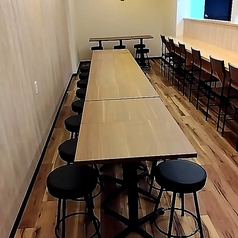 【最大16名連結！】4名掛けのテーブルはお客様の用途に合わせて組み合わせ可能！横並びになっておりますのでご宴会にも最適です♪テーブル席限定のコースもご用意しております。コースはどれも飲み放題付ですので、お得にお楽しみいただけます！単品の飲み放題は1000円！圧倒的コスパで二次会にも最適です◎