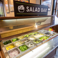 サラダバー完備！新鮮野菜をお好みでたっぷり楽しめる♪