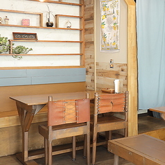 もともとカフェだった空間は、落ち着きのあるカジュアルな雰囲気です。リラックスしながらお食事をお楽しみください。