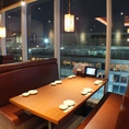 窓際のテーブル席【新宿でお食事処、飲み会を実施するお店をお探しなら北海道へ】