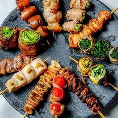 彩り鮮やか！旬野菜を包んだ豚巻き串の逸品