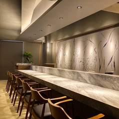 【カウンター　2人掛け×4卓】カウンターは2人掛けとなっておりますので、友人や恋人などペアでのご利用にぴったりです。二人きりでの食事や会話を快適にご満喫ください！スペースをたっぷり確保したカウンター席。デートにピッタリです◎