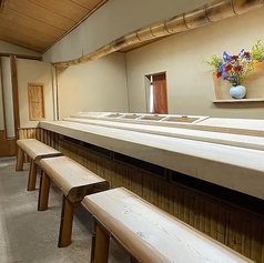 凛とした空気が心地よいカウンターが7席です。完全予約制となっており、お客様だけの特別な時間をお約束いたします。落ち着いた雰囲気で、職人の繊細な握りの技術を目の前でご覧いただくことで、料理を目で見ても楽しめるという鮨の醍醐味を存分にご堪能いただけます。どこに座っても、最上級の鮨体験をお楽しみください。