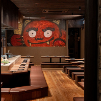 お店のモチーフである“赤鬼”が印象的な店内
