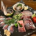 料理メニュー写真&nbsp;お刺身盛り合わせ１人前と、さんま刺身