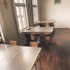 白を基調とした清潔感と暖かみのある店内です。