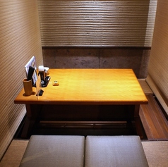 足をのばせて楽々の掘りごたつ席が充実。仕切りを外し、最大36名様の宴会ができる大座敷にもなります。