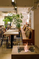 片側が木のベンチのぬくもりのあるテーブル席。