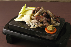 鶏なんこつとハツの溶岩焼き