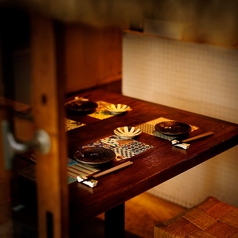 最大4名様のテーブル席はグループの会食などにも最適。落ち着いた恵比寿の夜と共に。