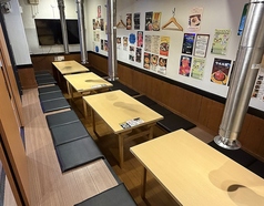 20名様前後の団体利用にも対応!会社の宴会や打ち上げ、同窓会など、大人数でのお集まりにもおすすめです。扉を閉めれば他のお席と空間を分けられるので、周りを気にせずみんなでワイワイ楽しめます!モニター・テレビも完備しているので、宴会での映像利用はもちろん、お子様連れの集まりにも◎