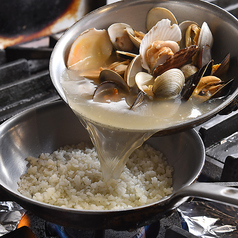 【名物！貝のつかみ取り】色々な貝の樽生シードル蒸し。旨みたっぷりのダシで〆のリゾットまでどうぞ。の写真