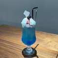 WK2のクリームソーダは、鮮やかな青色が目を引く美しい一杯です。爽やかなソーダの中に、クリーミーなバニラアイスがトッピングされ、甘酸っぱいシロップが絶妙に絡みます。見た目だけでなく、味わいも楽しめるデザート感覚のドリンクです。特別なひとときやリフレッシュにぴったりの一品を、ぜひお楽しみください！
