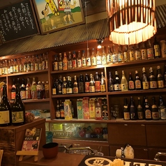 カウンター席の目の前には、数多くのお酒が並んでいます。