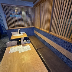 最大6名様までご利用可。ステンレス製のおしゃれなテーブル席は人気席となっております♪女子会やご友人とのお食事にどうぞ★