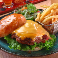 肉汁溢れるスマッシュバーガーとクラフトビールで乾杯！
