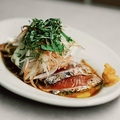 料理メニュー写真&nbsp;たっぷり香味野菜の鰹のたたき　オリーブオイルポン酢で