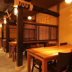 【テーブル席・2名様~】お祝いのシーンや各種ご宴会に活用しやすいお席。1階入り口右側には、テーブル席をご用意しております。少人数のご利用はもちろん、お席の結合も可能なので、10名様前後のご宴会にもぜひご利用ください。当店自慢の本