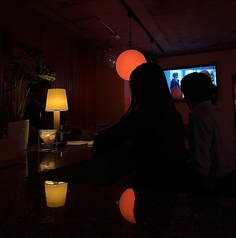 お連れ様との秘密の隠れ家デートにもおすすめ◎お気に入りのドリンクに合う、料理やおつまみをシェアしてお楽しみください。