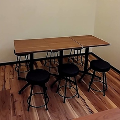 【2名テーブル3卓】2名様用のテーブルを3卓ご用意しております。お二人でのご利用はもちろん、連結して6名様でもご利用頂けます。友人の集まりから各種宴会まで様々なシーンでご活用頂けます！ご宴会に最適な飲み放題付コースご用意致しておりますので、合わせてご検討下さい♪