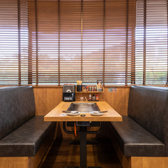4名様から6名様までゆったりと座れるテーブル席を4つご用意しております。ご家族での団らんや、仲の良いご友人同士でのグループ利用に最適な広々としたBOXタイプのお席です◎