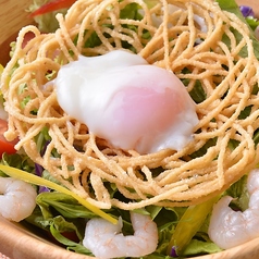 バリバリシーザーサラダ(プリプリ海老と温泉卵入り)