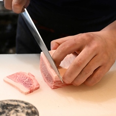 目の前で職人がお肉をカットしている様子が見れます！