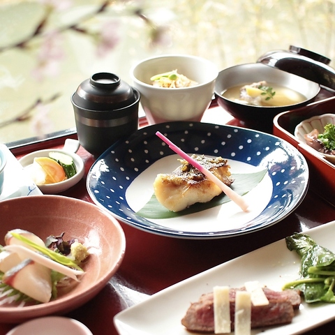 旬の食材を使った月替わりの会席やきりたんぽ等の郷土料理の会席等を提供しております