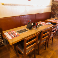 【テーブル席多数完備◎】清潔感のあるテーブルは広々と使えるので、お子様連れの方にもオススメ◎提灯が下がる屋台のような店内なので、お祭り気分も味わえます♪